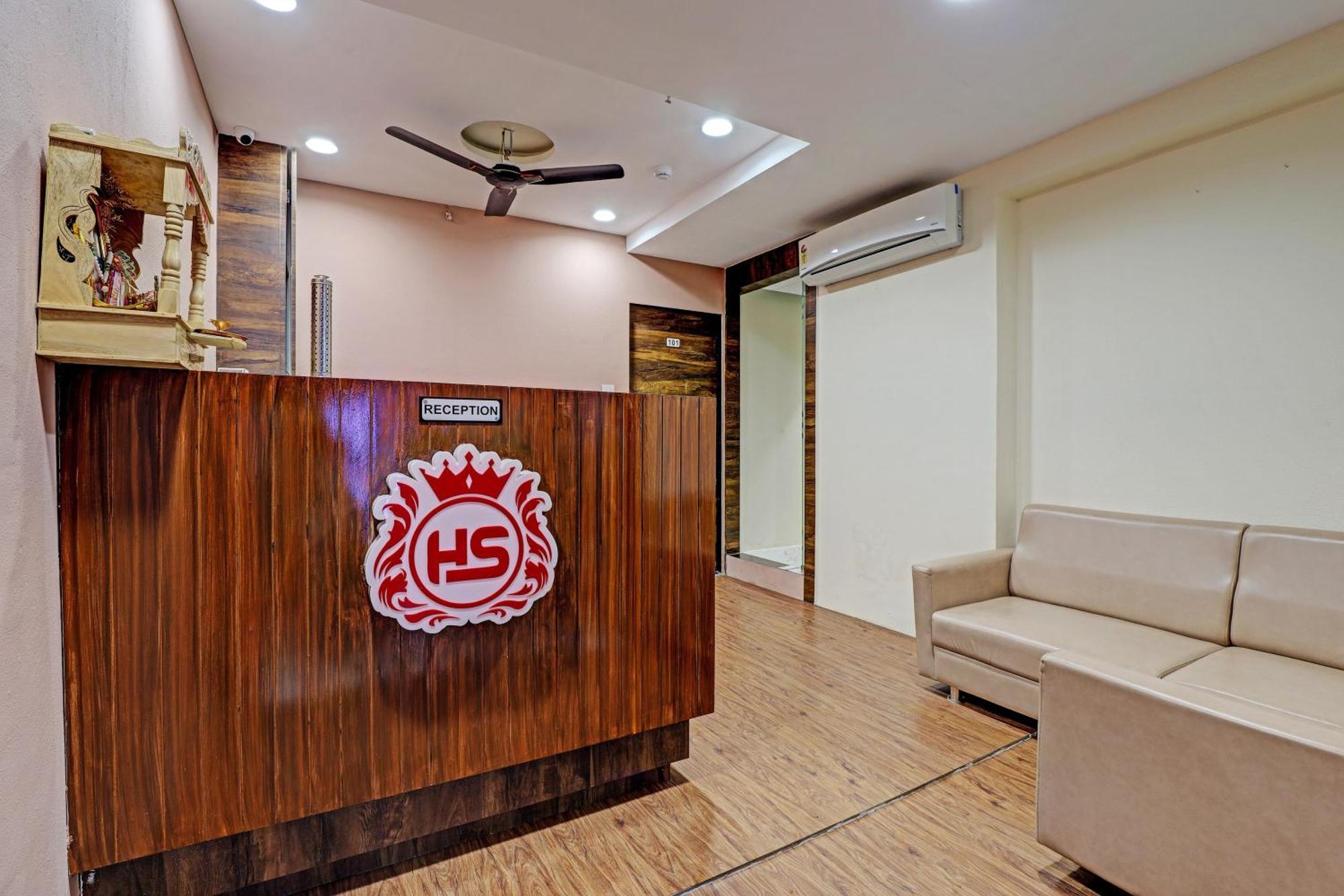 Collection O Hotel Swarg Сурат Екстериор снимка