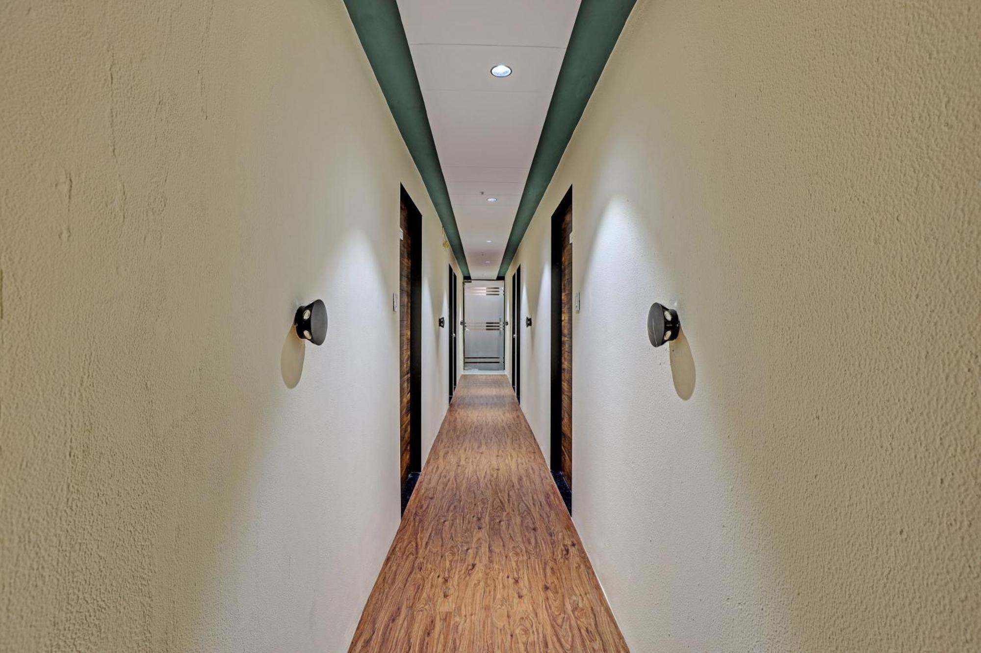 Collection O Hotel Swarg Сурат Екстериор снимка