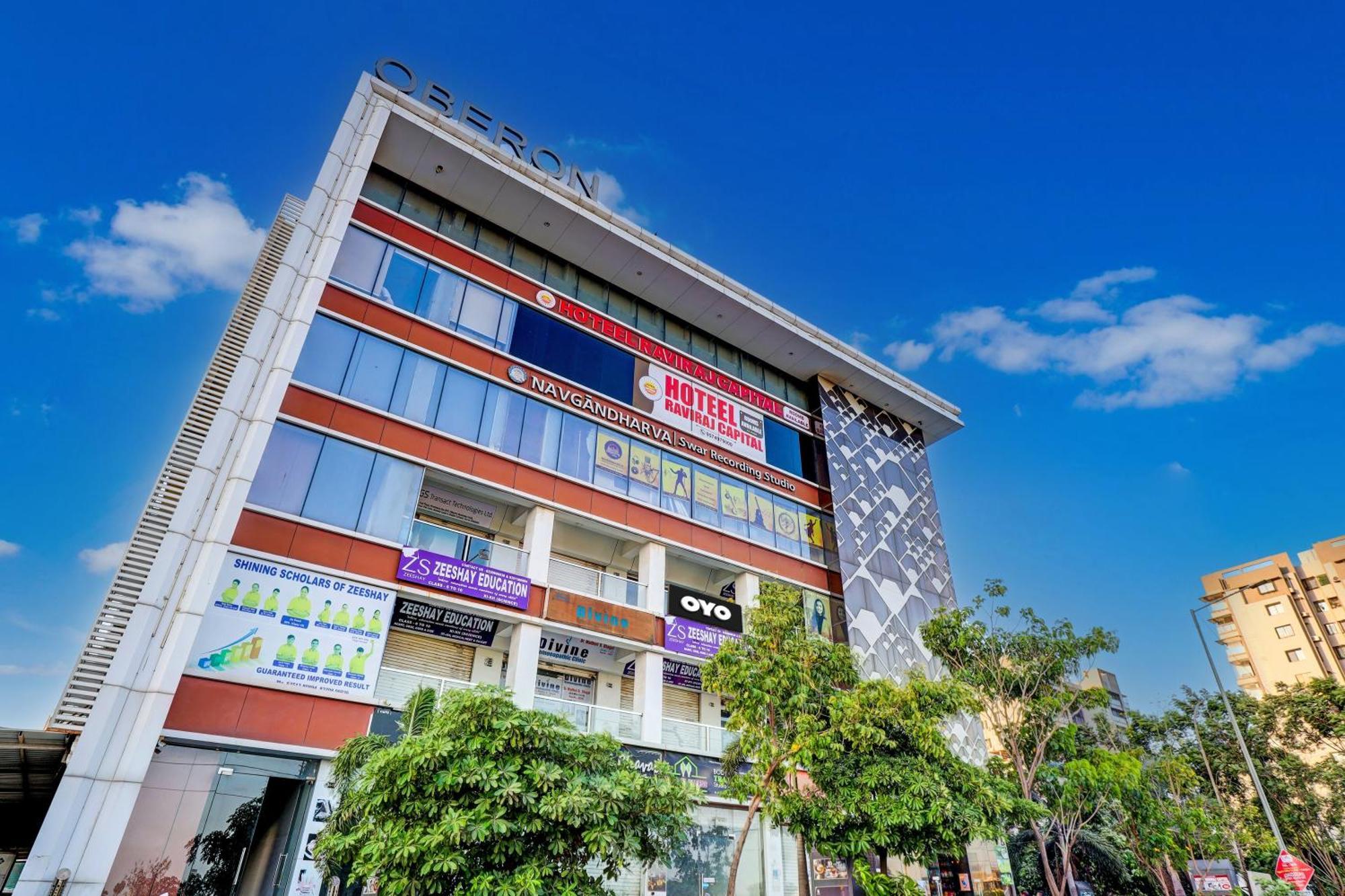 Collection O Hotel Swarg Сурат Екстериор снимка