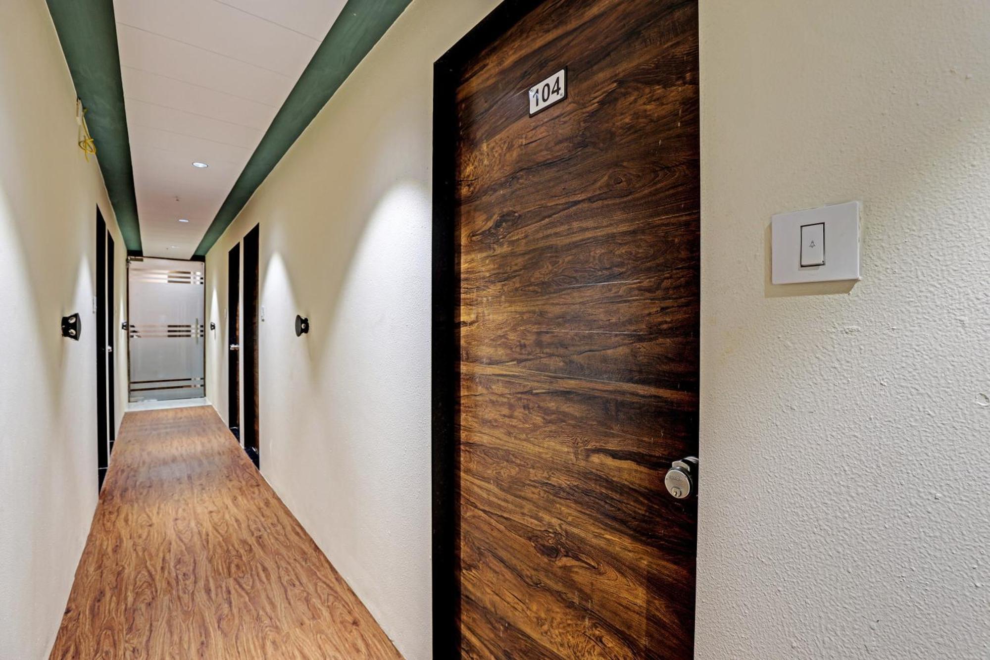 Collection O Hotel Swarg Сурат Екстериор снимка