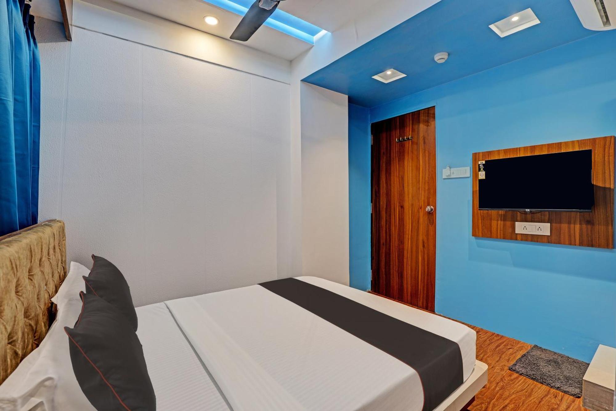 Collection O Hotel Swarg Сурат Екстериор снимка