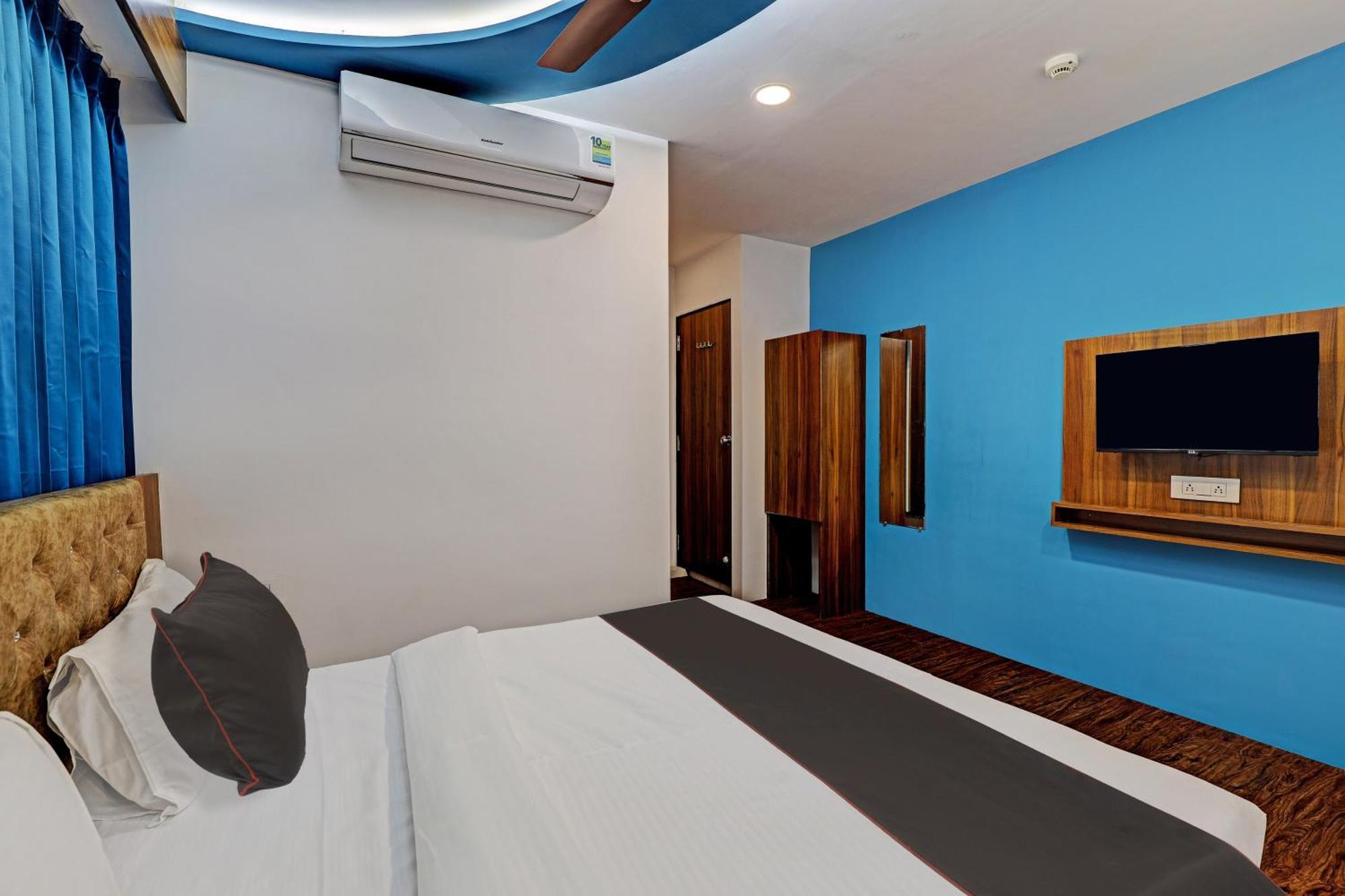 Collection O Hotel Swarg Сурат Екстериор снимка