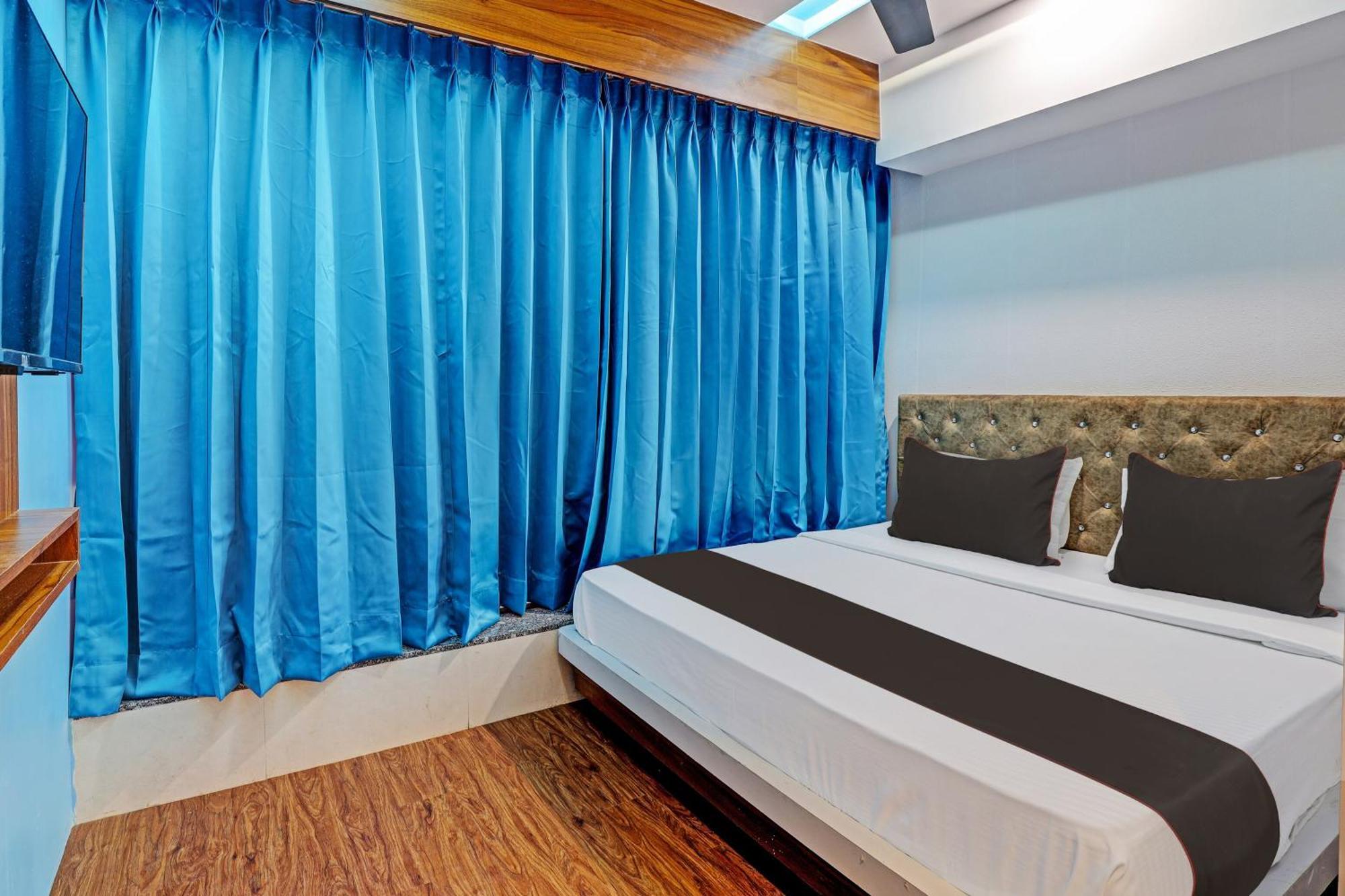 Collection O Hotel Swarg Сурат Екстериор снимка